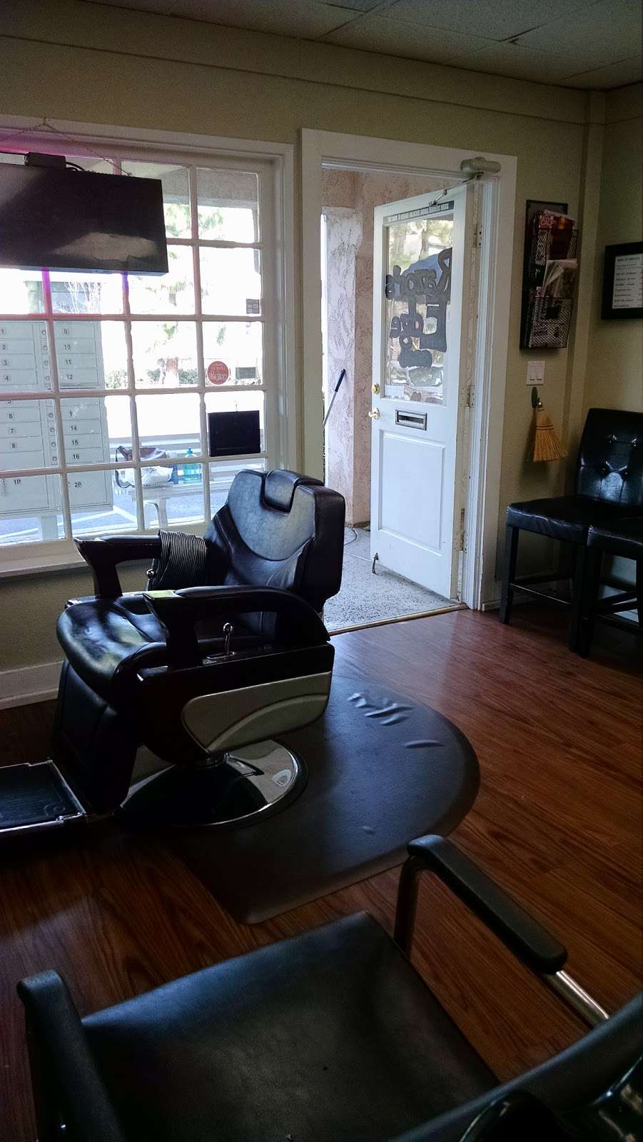 Razors Edge Barber Shop | 3275 Thousand Oaks Blvd, Thousand Oaks, CA 91301, USA | Phone: (818) 518-4035