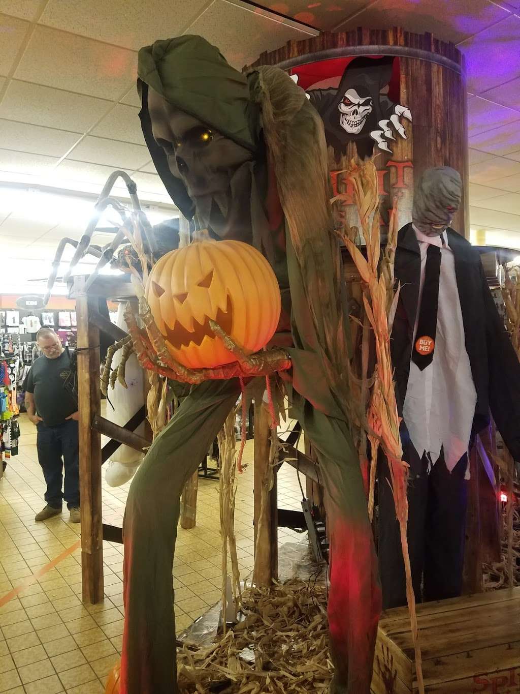 Spirit Halloween | 1670 Lincoln Way E, Chambersburg, PA 17202, USA | Phone: (866) 586-0155