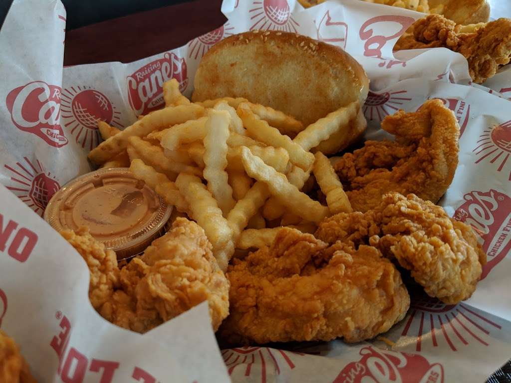 Raising Canes Chicken Fingers | 8771 N Ambassador Dr, Kansas City, MO 64154, USA | Phone: (816) 584-0502