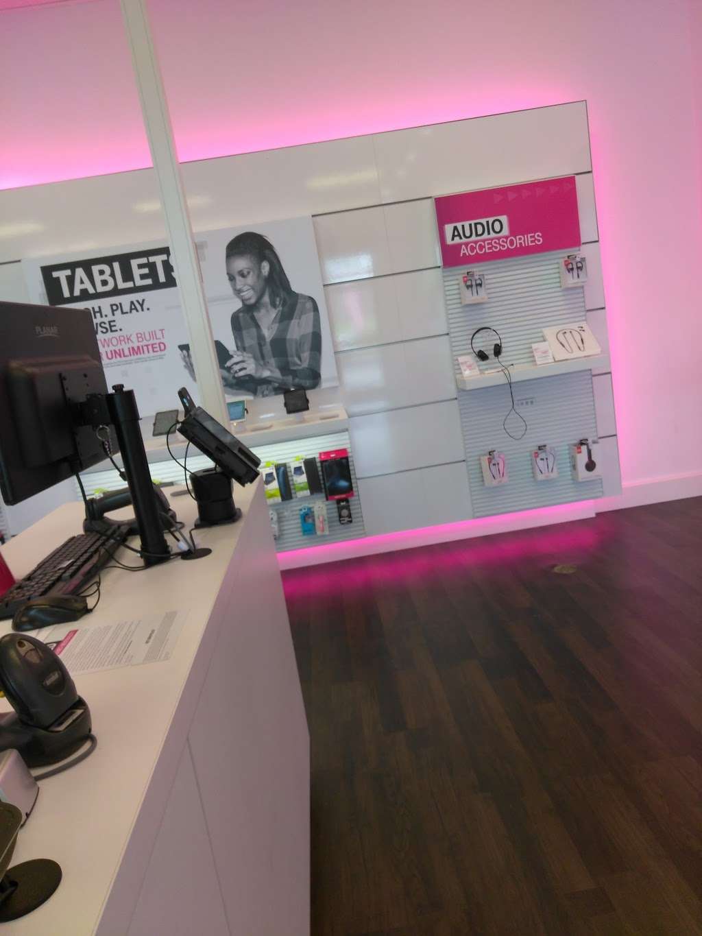 T-Mobile | 143 W 159th St, Harvey, IL 60426, USA | Phone: (708) 893-0255