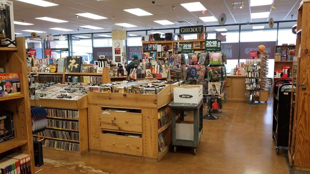 Half Price Books | 5605 W Touhy Ave, Niles, IL 60714 | Phone: (847) 588-2286