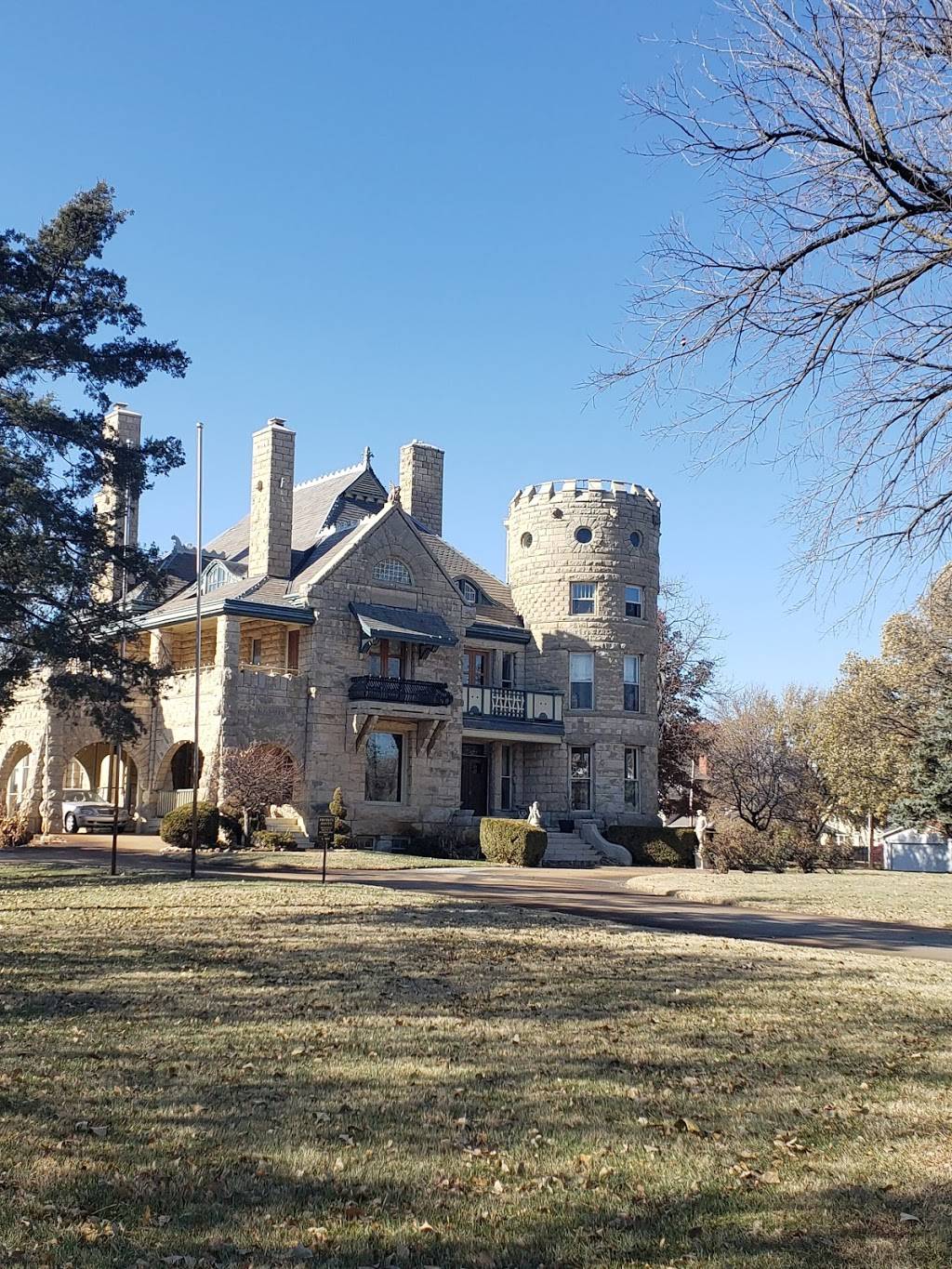 Castle Inn Riverside In Wichita Kansas | 10300 W Central Ave, Wichita, KS 67212, USA | Phone: (316) 263-9300