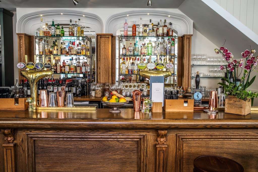 The Alfred Tennyson Pub Belgravia | 10 Motcomb St, London SW1X 8LA, United Kingdom | Phone: +44 20 7730 6074