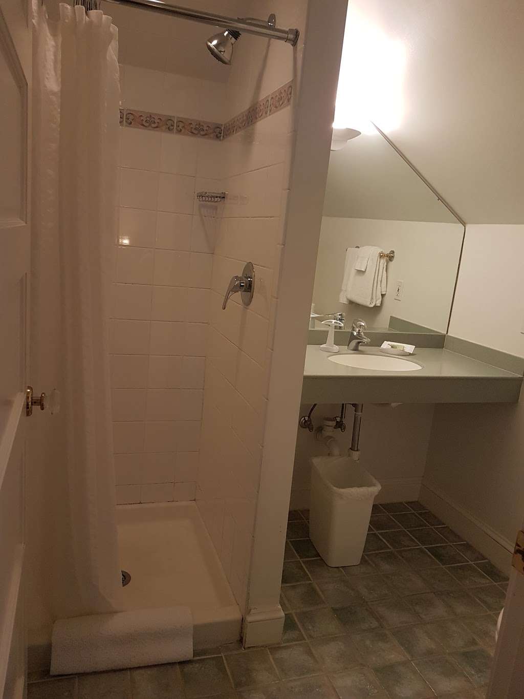 Woodley Park Guest House | 2647 Woodley Rd NW, Washington, DC 20008, USA | Phone: (202) 667-0218