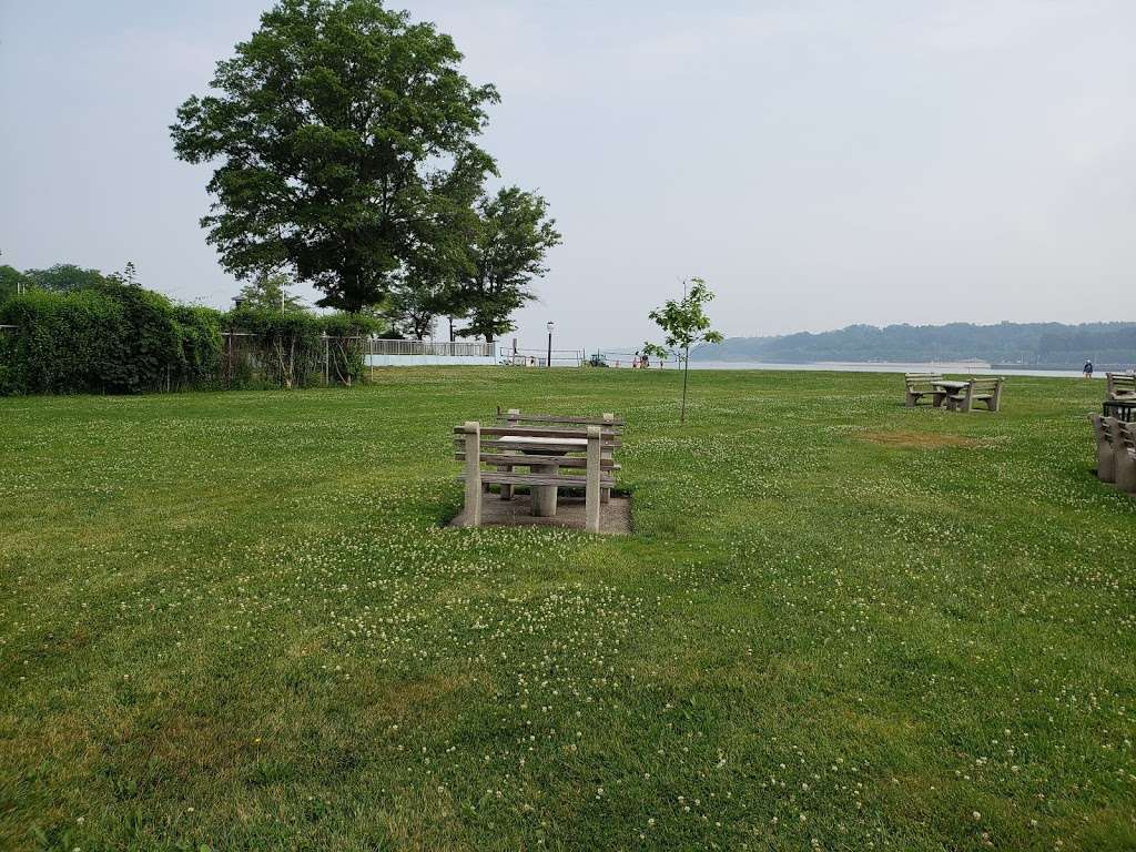 North Hempstead Beach Park | 175 W Shore Rd, Port Washington, NY 11050, USA | Phone: (516) 869-6311