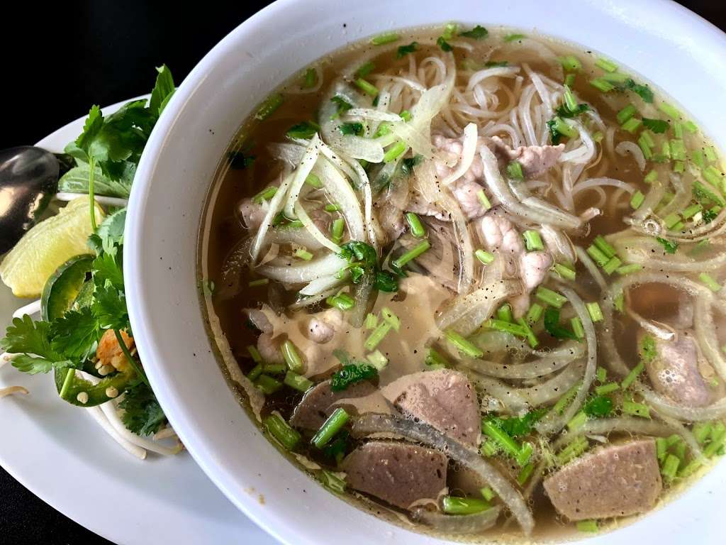 Bun Mee Phan | 4011 N Oak Trafficway, Kansas City, MO 64116, USA | Phone: (816) 599-6603