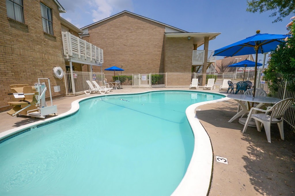 Motel 6 Houston - Baytown East | 8911 TX-146, Baytown, TX 77523, USA | Phone: (281) 691-6650