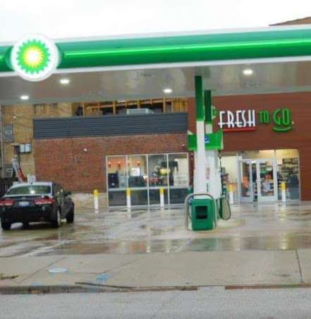 BP Gas and Mr Submarine | 4070 N Clark St, Chicago, IL 60613 | Phone: (773) 528-3040