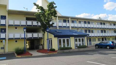 Motel 6 Philadelphia Pa - Brooklawn NJ | 801 Crescent Blvd, Brooklawn, NJ 08030, USA | Phone: (856) 456-6688