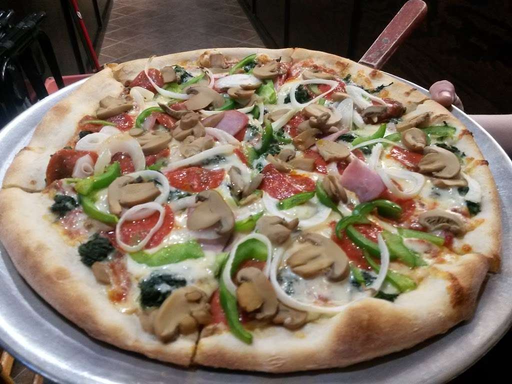 Giacomos Pizzeria & Italian Restaurant | 10230 Berkeley Pl Dr #160, Charlotte, NC 28262, USA | Phone: (704) 971-7313