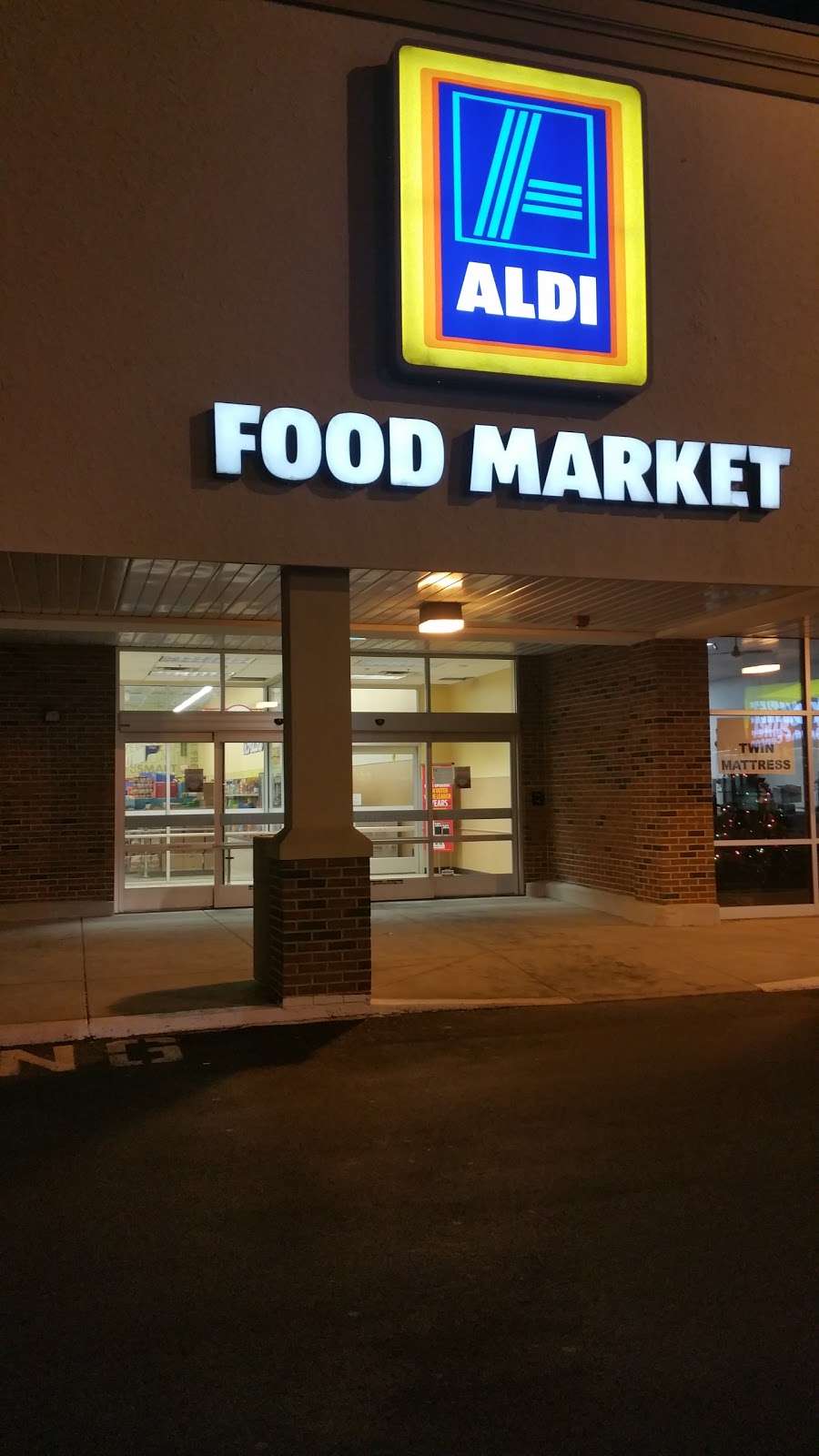 ALDI | 60 Newport Ave, Rumford, RI 02916 | Phone: (855) 955-2534