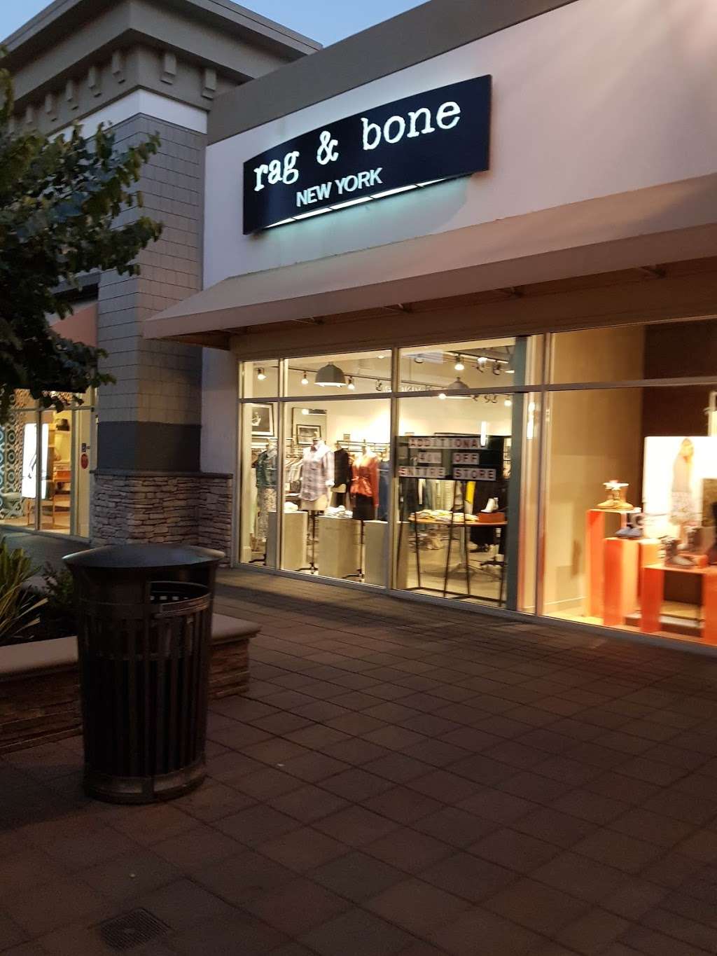 rag & bone Outlet | 3514 Livermore Outlets Dr, Livermore, CA 94551, USA | Phone: (925) 493-6613