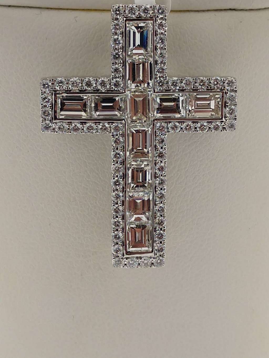 Viks Fine Jewelry | 2323 Richmond Ave, Staten Island, NY 10314, USA | Phone: (718) 761-5870