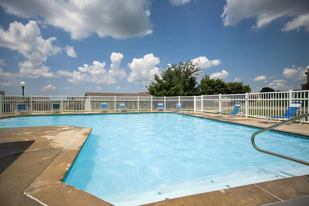 Crossroads of Lees Summit Apartments | 2200 NE Town Centre Blvd, Lees Summit, MO 64064, USA | Phone: (816) 844-6225