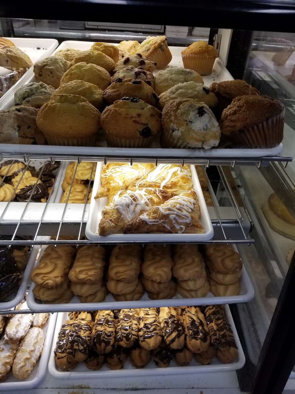 Caputos Bake Shop | 329 Court St, Brooklyn, NY 11231, USA | Phone: (718) 875-6871