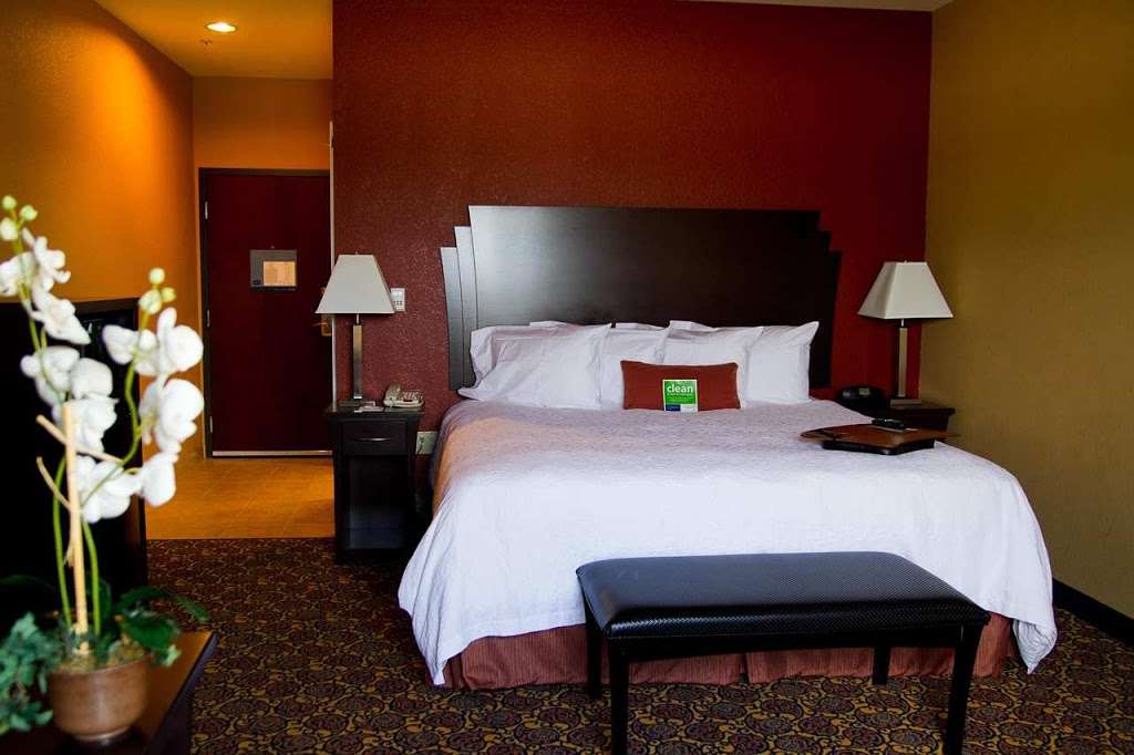 Hampton Inn & Suites Dallas-DeSoto | 1311 E Centre Park Blvd, DeSoto, TX 75115, USA | Phone: (972) 228-0200