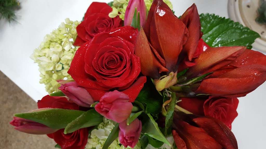 The Villages Florist Of Lady Lake | 930 Bichara Blvd, Lady Lake, FL 32159, USA | Phone: (352) 753-4222