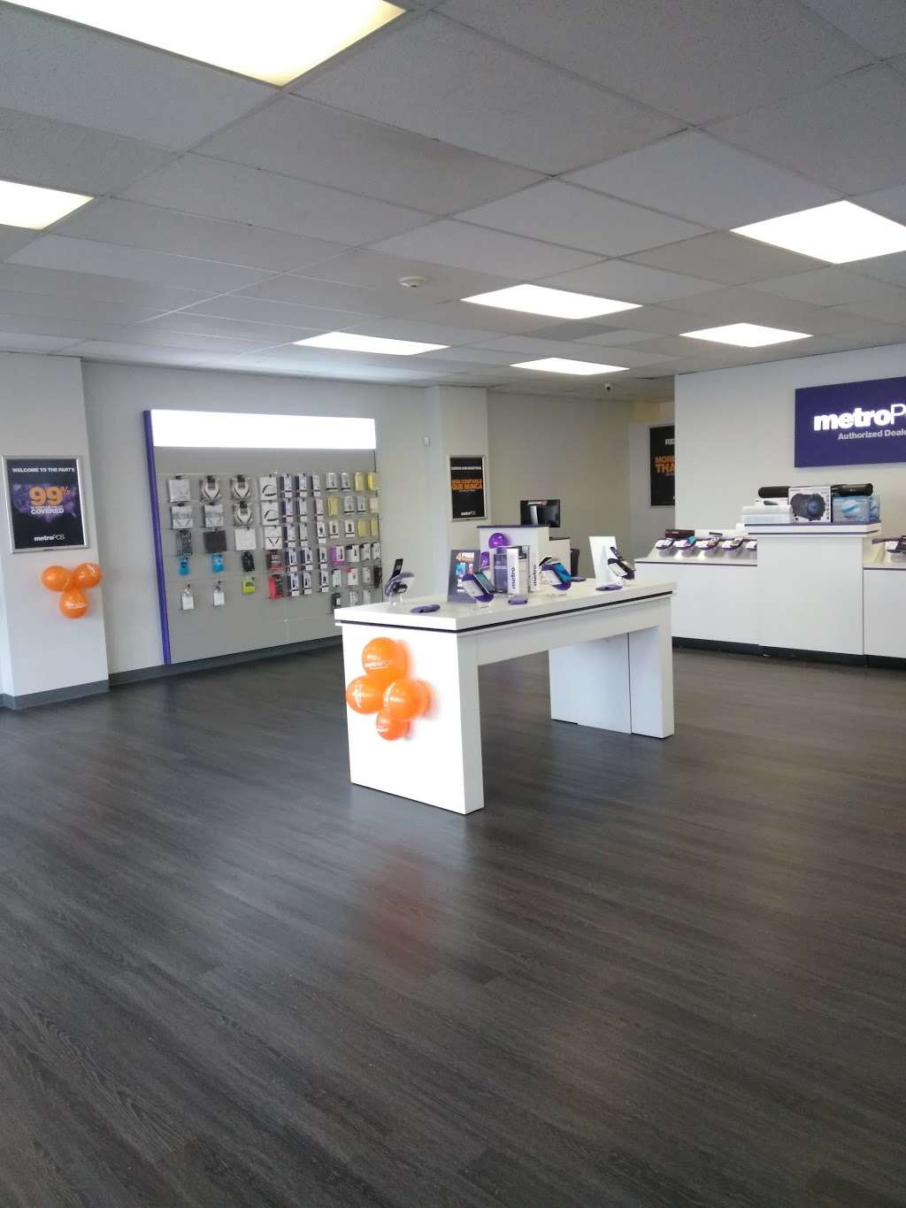 Metro by T-Mobile | 2150 W North Ave, Melrose Park, IL 60160, USA | Phone: (708) 223-0343