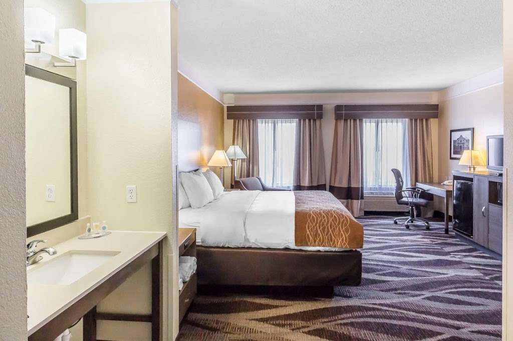 Comfort Inn I-10 EAST Near AT&T Center | 6075, I-10, San Antonio, TX 78219, USA | Phone: (210) 661-4545