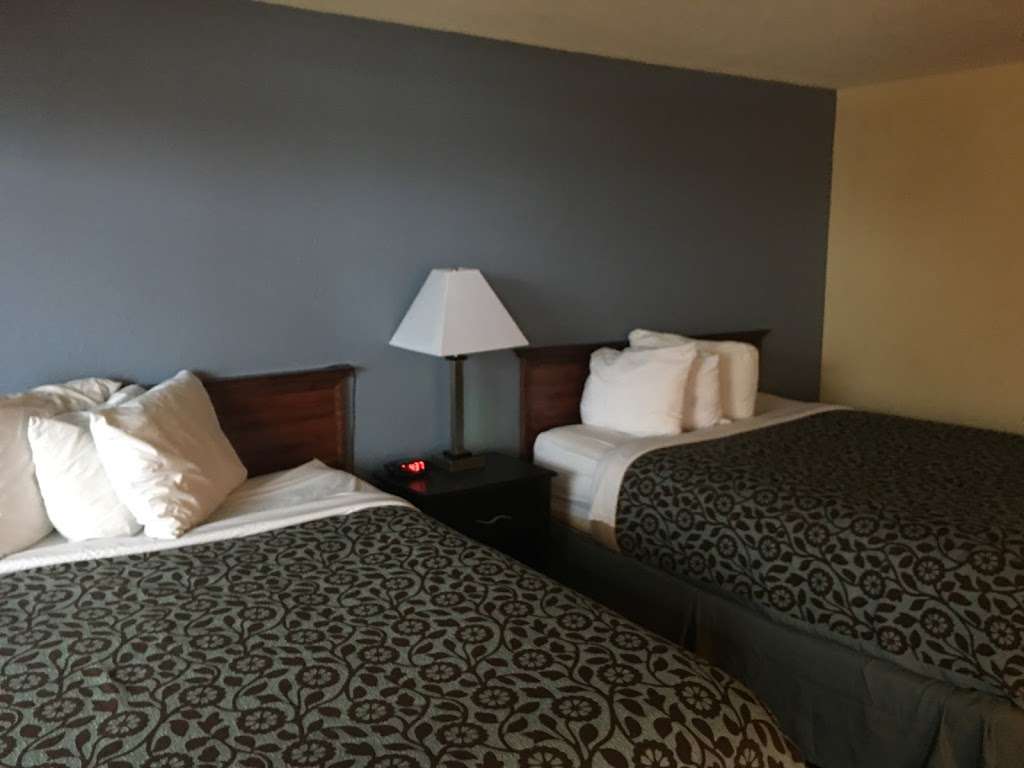 Days Inn Chillicothe | 1020 S, Washington St, Chillicothe, MO 64601 | Phone: (660) 646-0572