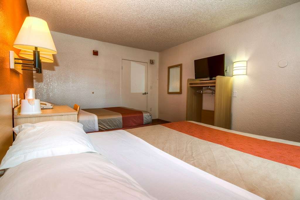 Motel 6 Costa Mesa | 1441 Gisler Ave, Costa Mesa, CA 92626, USA | Phone: (714) 957-3063