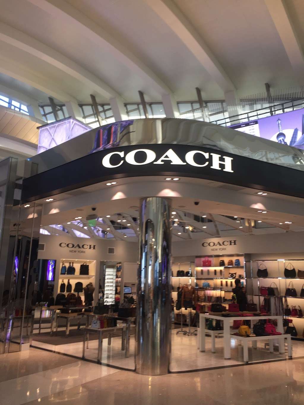 COACH LOS ANGELES AIRPORT | 380 World Way, Los Angeles, CA 90045, USA | Phone: (424) 750-9171