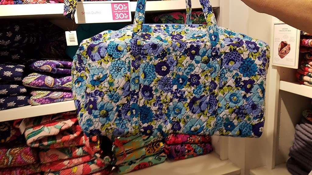 Vera Bradley Factory Outlet | 1650 Premium Outlet Blvd Suite 565, Aurora, IL 60502 | Phone: (630) 585-7661