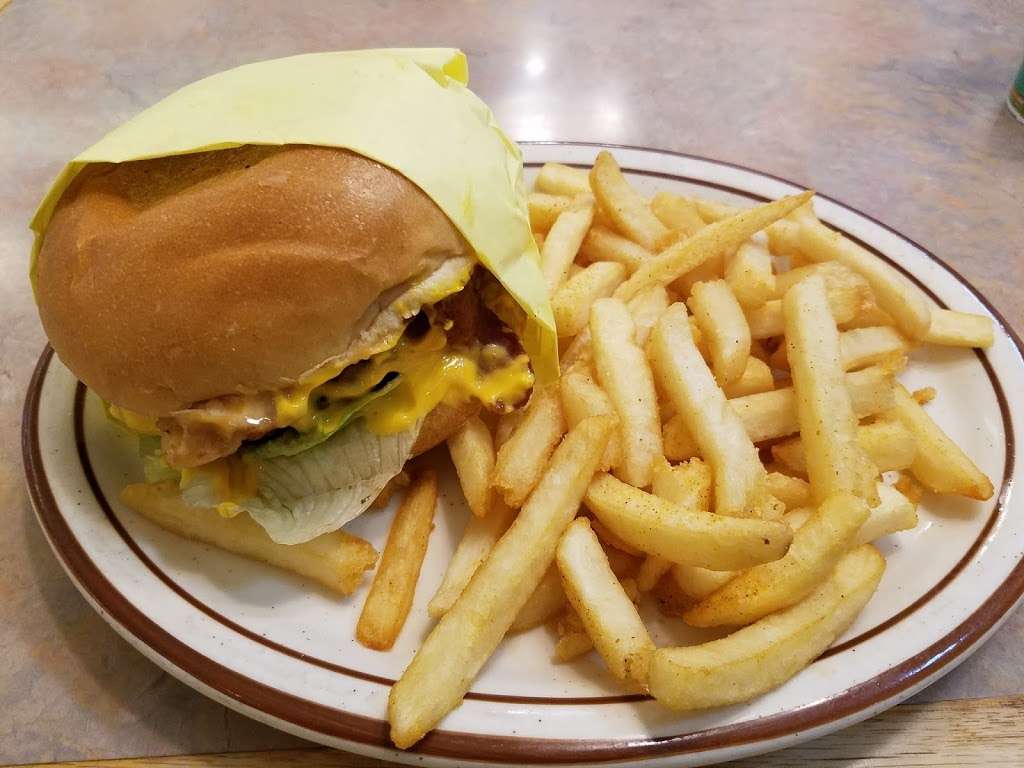 Toms Burgers 28 | 2642 West Rosamond Boulevard, Rosamond, CA 93560, USA | Phone: (661) 256-7778