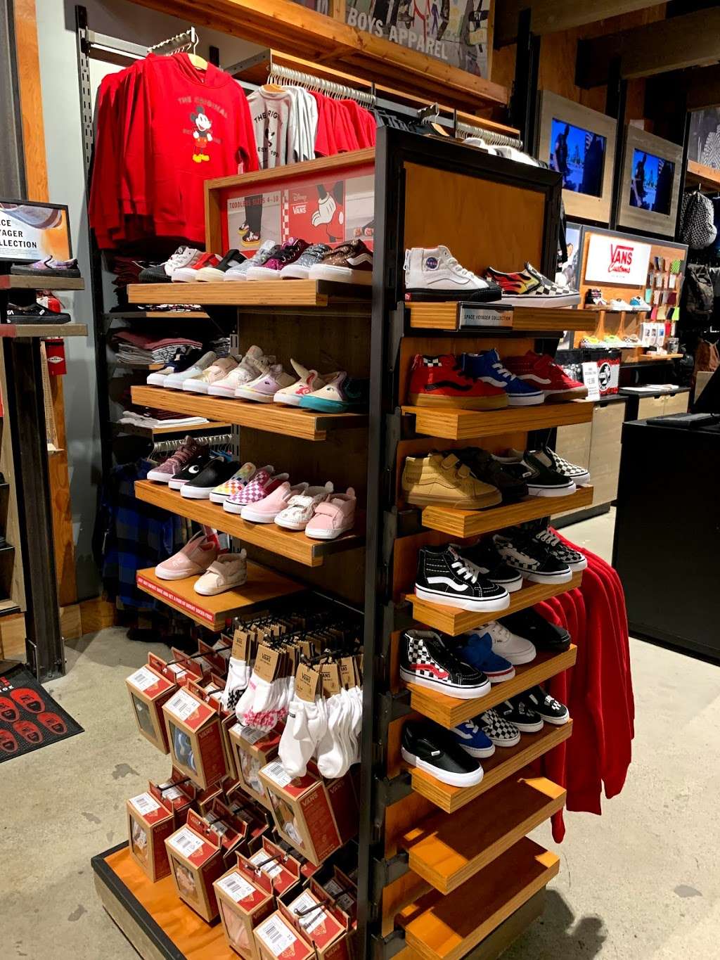 Vans | 334 Los Cerritos Center C8, Cerritos, CA 90703, USA | Phone: (562) 860-8860