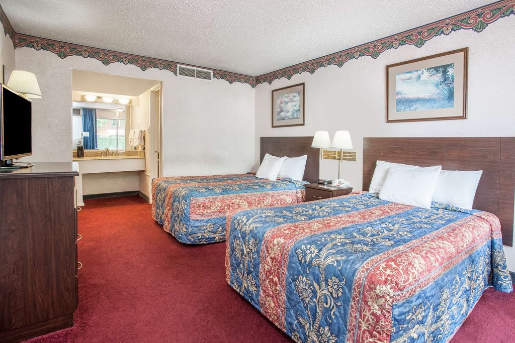 Days Inn by Wyndham St Joseph | 4312 Frederick Ave, St Joseph, MO 64506, USA | Phone: (816) 279-1671