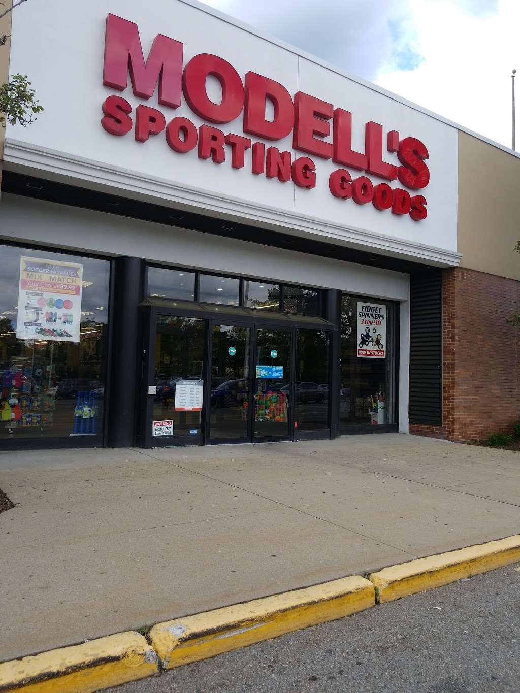 Modells Sporting Goods | 112 Eisenhower Pkwy, Livingston, NJ 07039, USA | Phone: (973) 994-3411