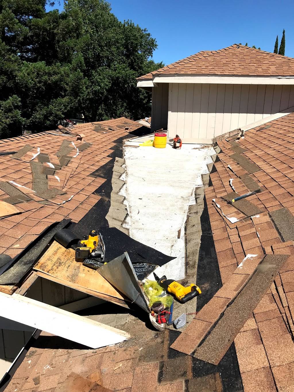 Alex Perezs Roofing | 901 W El Camino Ave, Sacramento, CA 95833, USA | Phone: (916) 910-5542