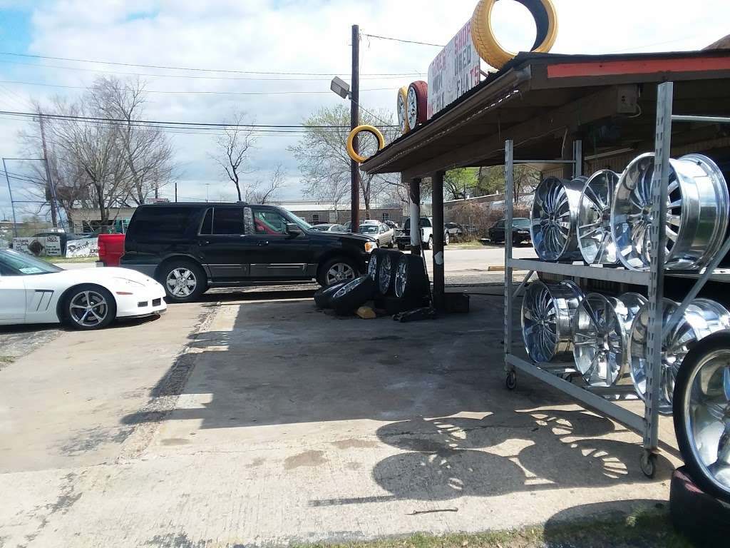 Round Tires Service | 14022 East Fwy, Houston, TX 77015, USA | Phone: (361) 775-5105