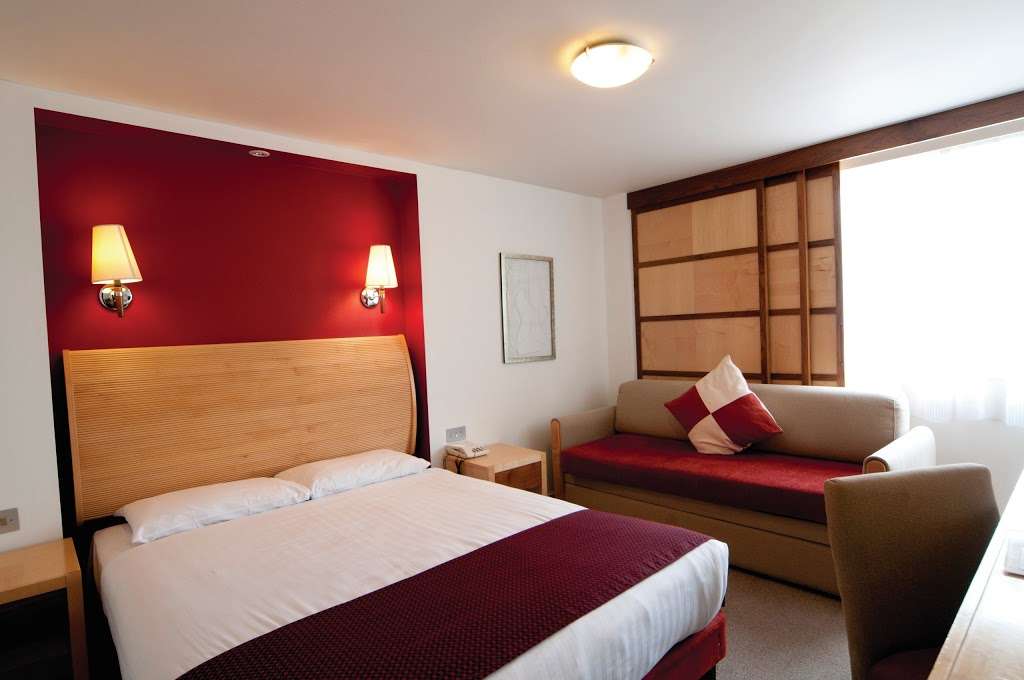 The Bell Hotel Epping | Bell Cottage, High Rd, Epping CM16 4DG, UK | Phone: 01992 573138