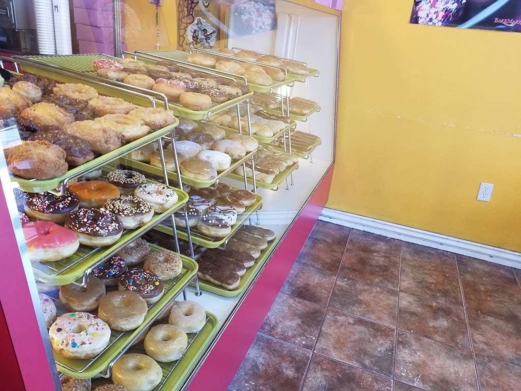 Leos Donuts | 3 13330, 4803, Ranchero Rd, Oak Hills, CA 92344 | Phone: (760) 948-3175