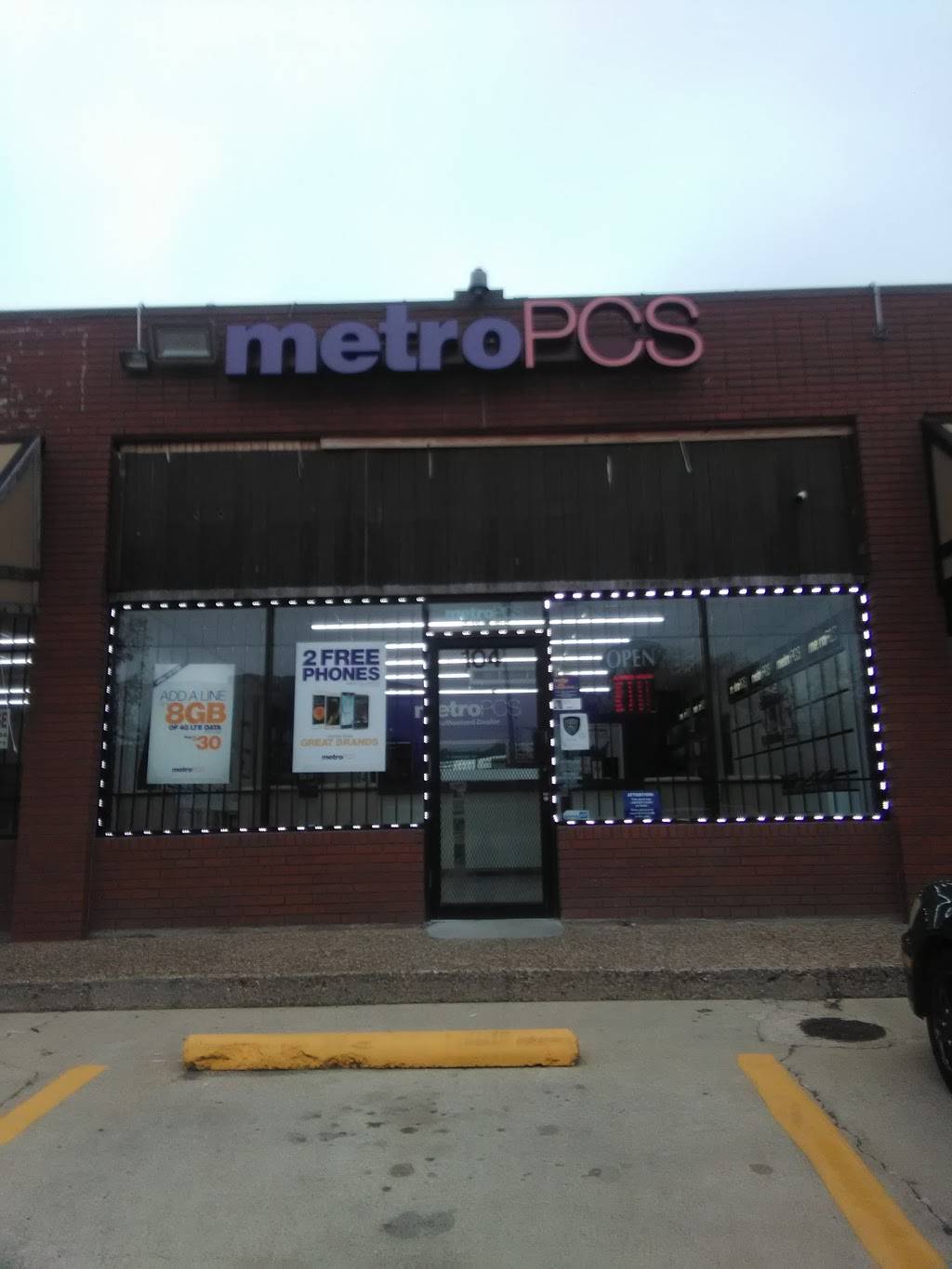 Metro by T-Mobile | 5500 Brentwood Stair Rd, Fort Worth, TX 76112, USA | Phone: (888) 863-8768