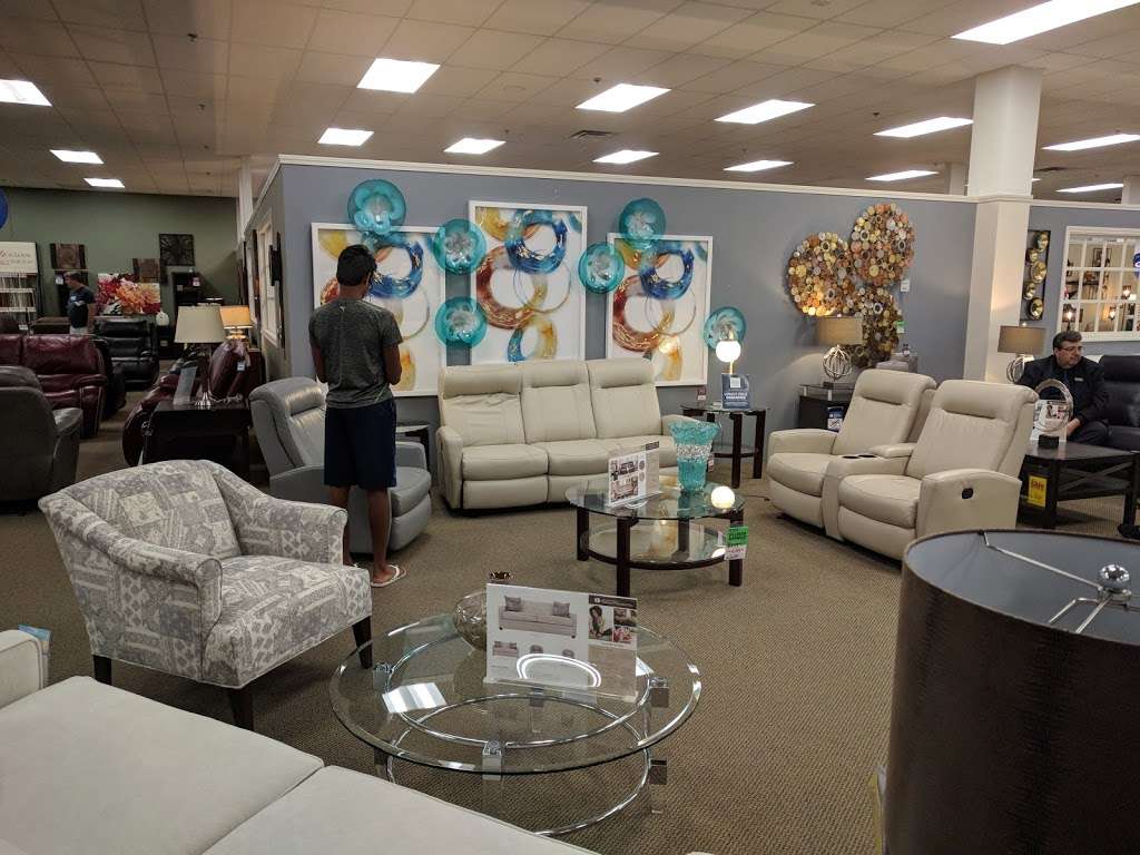 Raymour & Flanigan Furniture and Mattress Store | 1471 US Route 1 South, North Brunswick Township, NJ 08902, USA | Phone: (732) 875-4862