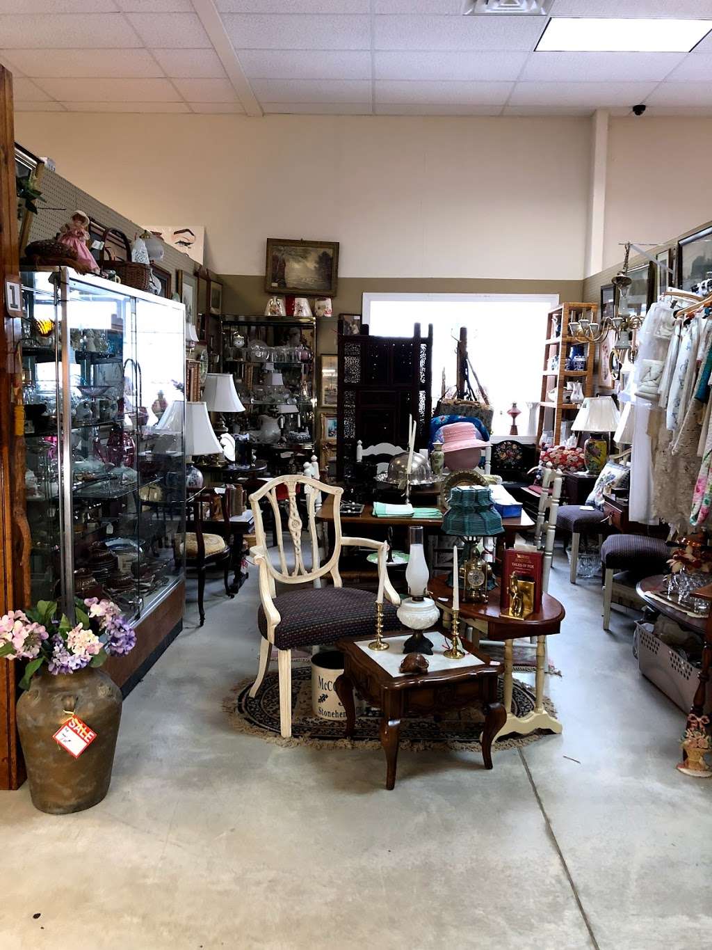 COLUMBUS ANTIQUES MALL LLC | 2885 US-206, Columbus, NJ 08022 | Phone: (609) 267-0425