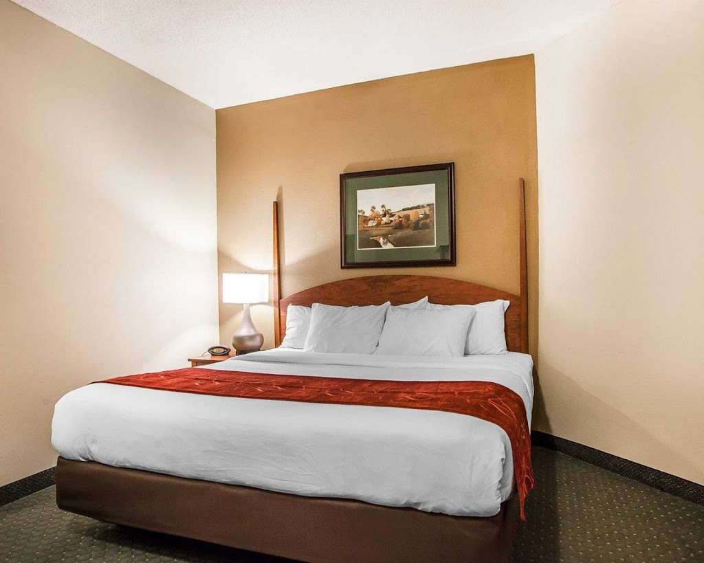 Comfort Suites Milwaukee Airport | 6362 South 13th Street, Oak Creek, WI 53154, USA | Phone: (414) 376-4284