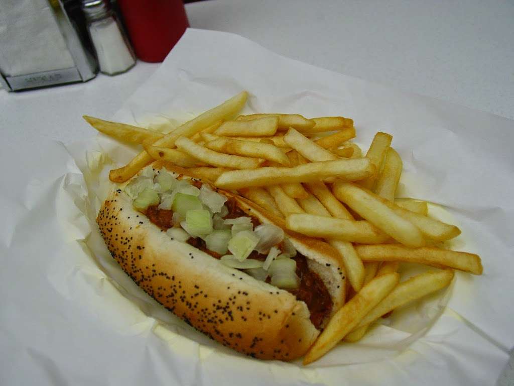 Madveks Dog House | 6923 Calumet Ave, Hammond, IN 46324, USA | Phone: (219) 932-1060