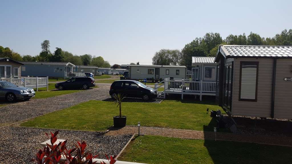 Lee Valley Caravan Park Dobbs Weir | Charlton Meadows, Essex Road, Hoddesdon EN11 0AS, UK | Phone: 0300 003 0619