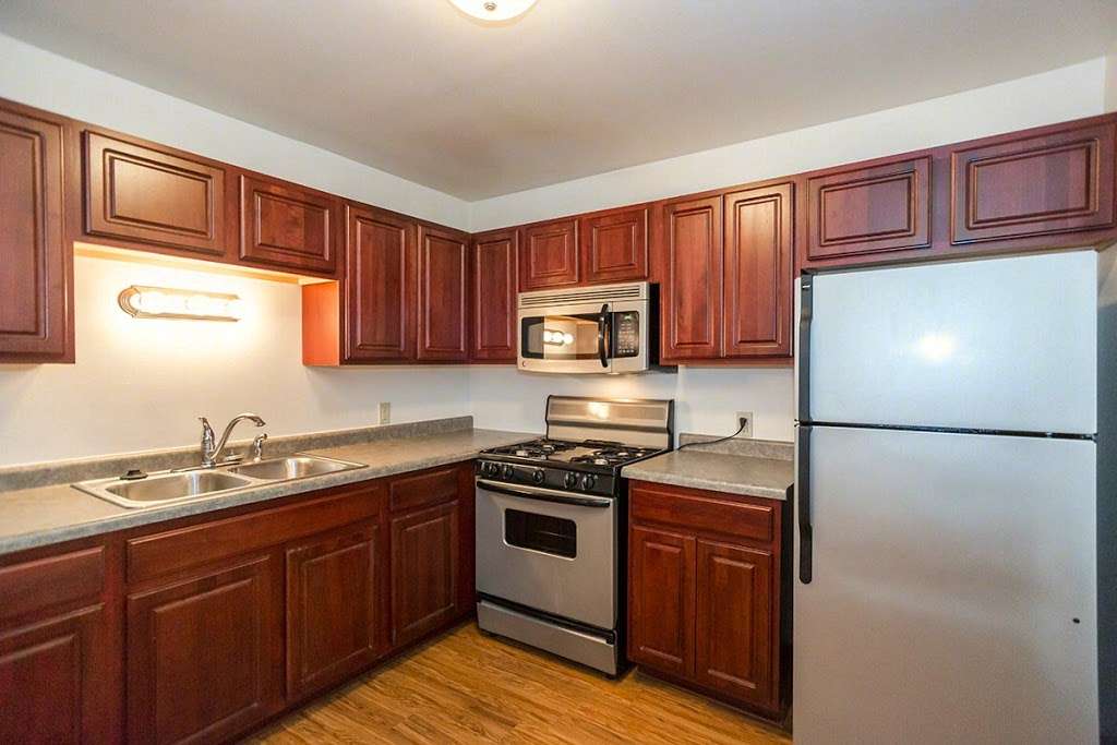 Whitnall Pointe Apartments | 10591 W Cortez Cir, Franklin, WI 53132, USA | Phone: (414) 425-5151