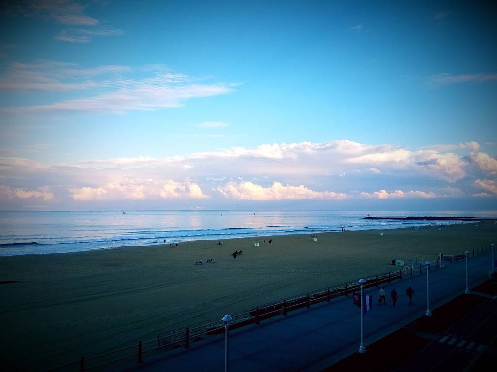 Beach Quarters Resort Hotel | 501 Atlantic Ave, Virginia Beach, VA 23451, USA | Phone: (800) 345-3186