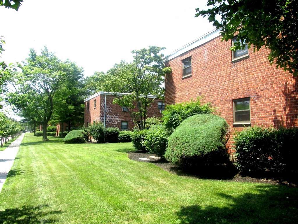 Eagle Rock Apartments of Hicksville | 290 N Broadway, Hicksville, NY 11801, USA | Phone: (516) 874-0002