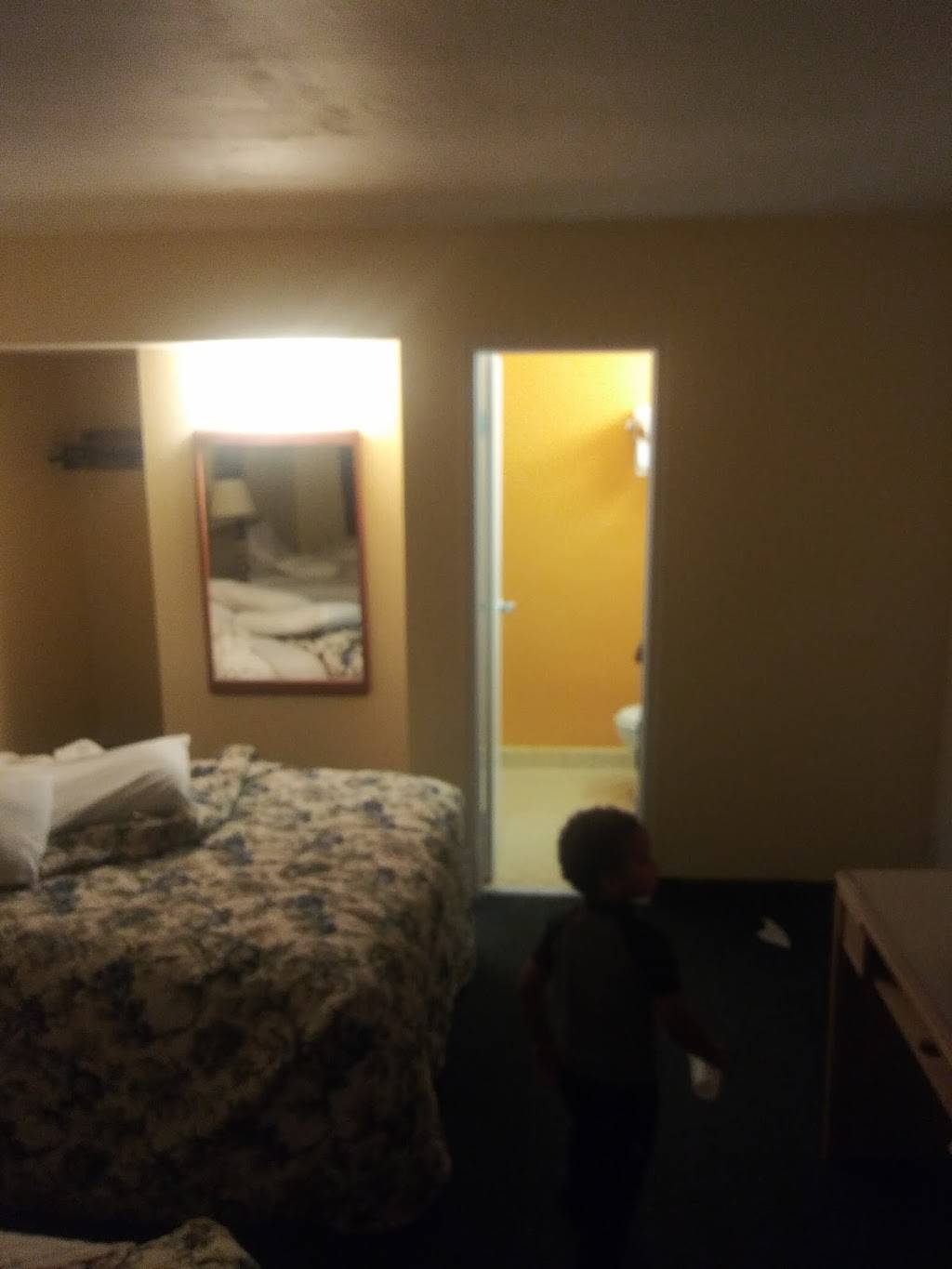 Rest Inn - lodging  | Photo 7 of 10 | Address: 3244 Central Pkwy, Cincinnati, OH 45225, USA | Phone: (513) 559-1800
