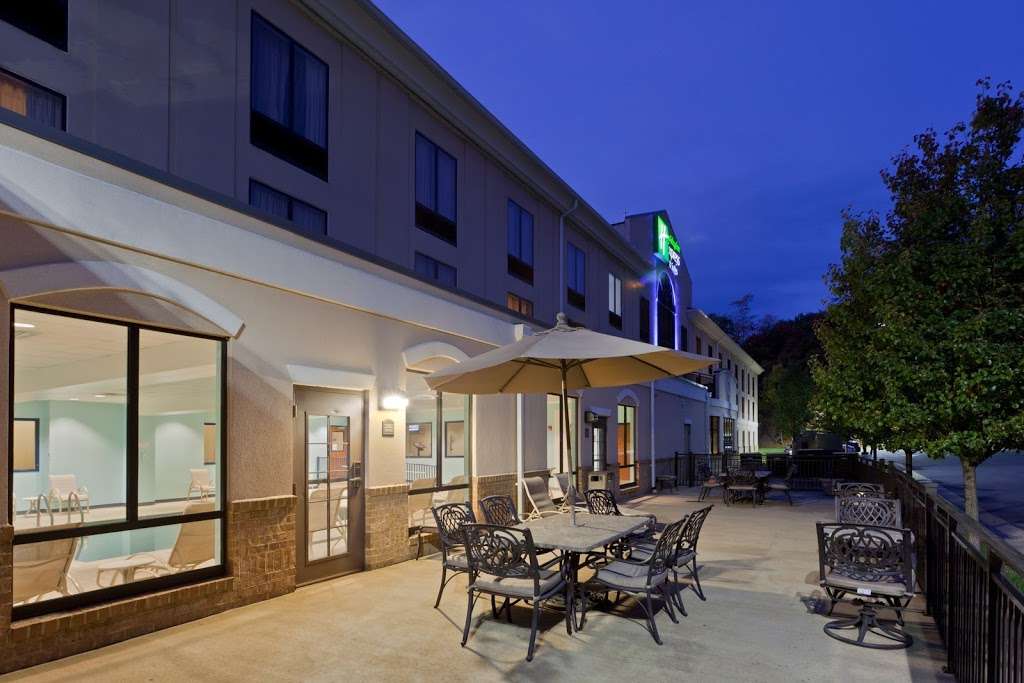 Holiday Inn Express & Suites Winchester | 142 Foxridge Ln, Winchester, VA 22601, USA | Phone: (540) 667-7050