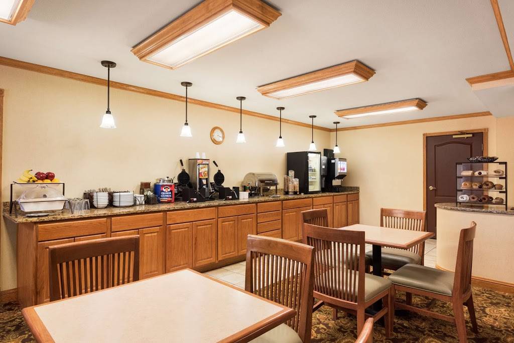 Country Inn & Suites by Radisson, Madison, WI | 400 River Pl, Madison, WI 53716, USA | Phone: (608) 221-0055