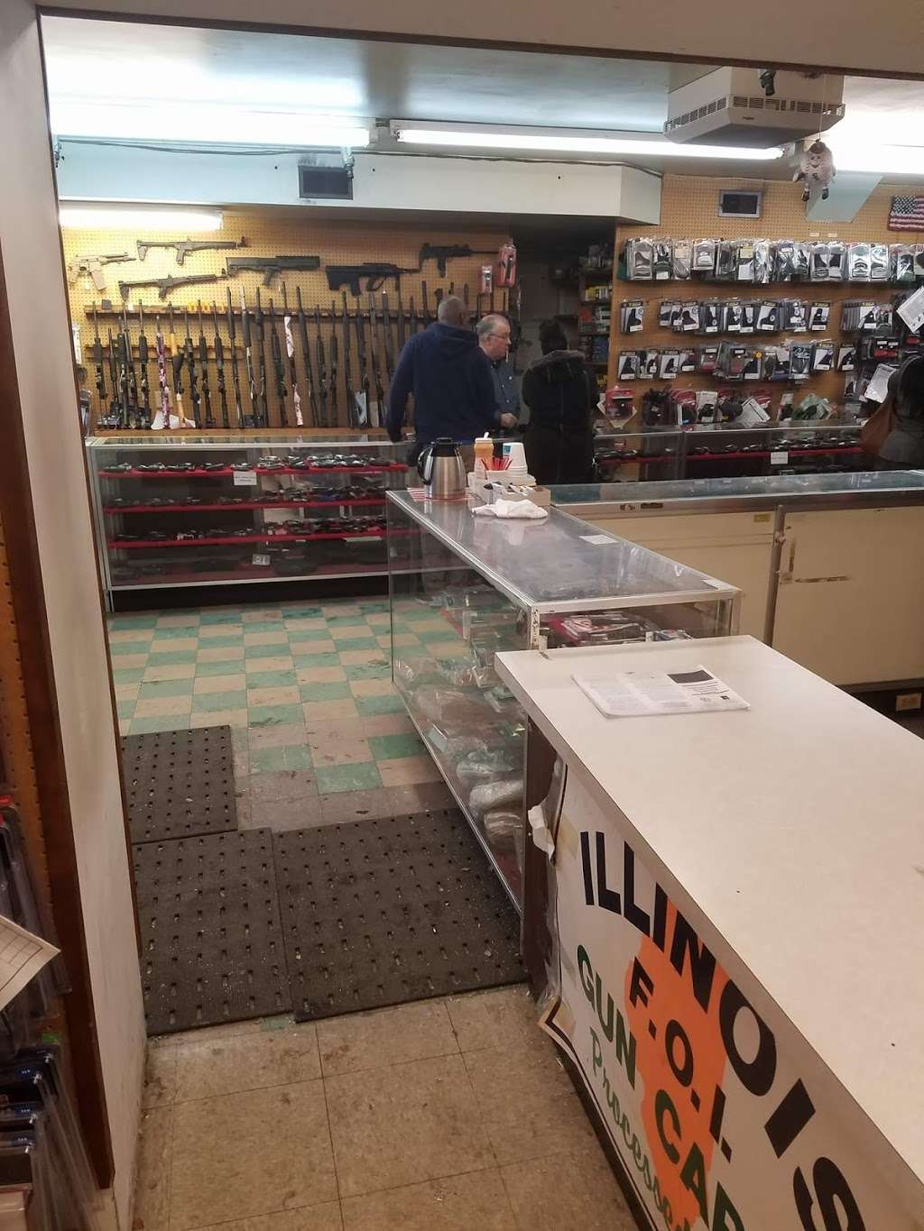 Chucks Gun Shop & Pistol | 2823, 14310 S Indiana Ave, Riverdale, IL 60827, USA | Phone: (708) 849-4455