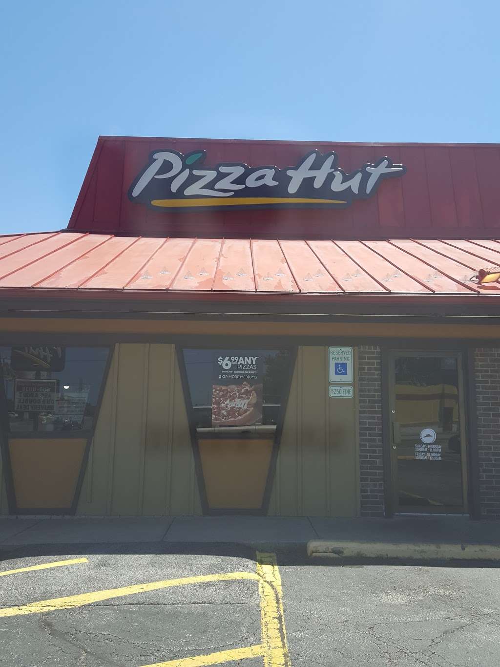 Pizza Hut | 715 N Main St, Crown Point, IN 46307, USA | Phone: (219) 663-8838