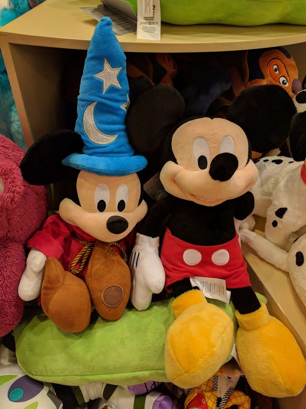 Disney Store | 2144 Southlake Mall, Merrillville, IN 46410, USA | Phone: (219) 756-4674